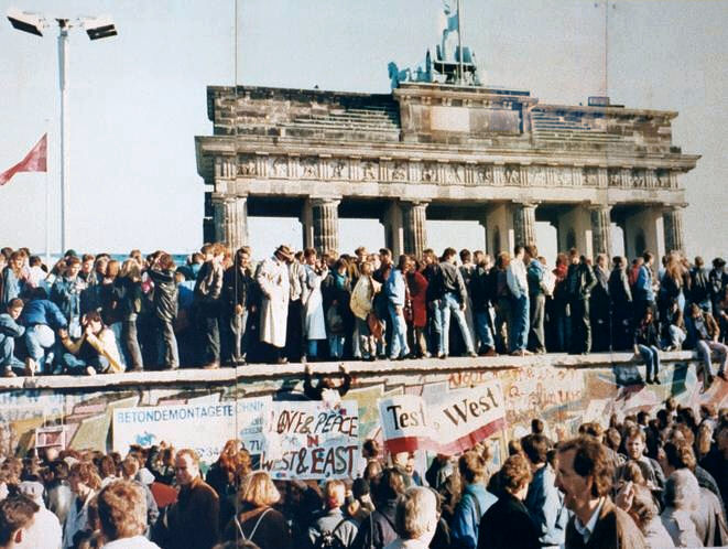 "Thefalloftheberlinwall1989" by Lear 21 at English Wikipedia. Licensed under CC BY-SA 3.0 via Commons.