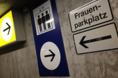 Parcheggiare non è mai stato più facile e sicuro. I Frauenparkplatz.
