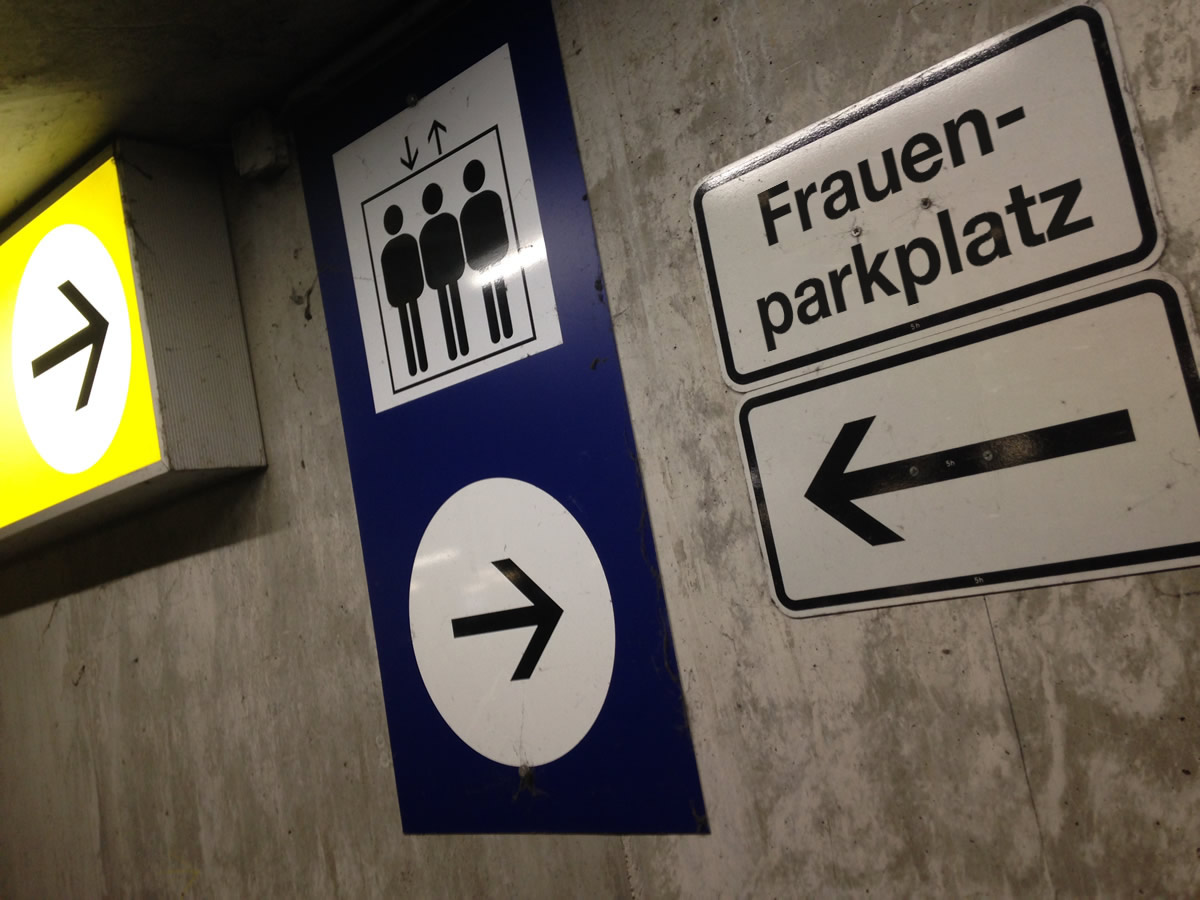 Parcheggiare non è mai stato più facile e sicuro. I Frauenparkplatz.